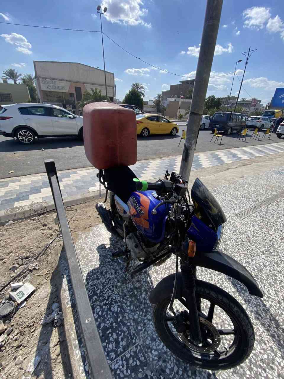 سلام عليكم شبابنة بوكسر 2023 للبيع او مراوس  محركها مجفت جديد مصارلة سبوع بعدها عل سحك محركها يخبل  كاملة نقصها سلف  كاملة كلوبات علي ناصي اشاير  طوافة بانزين شغالة حلوا الدراجة بيها بس ورقتين اجت وياها اكفلك سرقا وكلشي رايدها ٩٠٠ مكاني المنصور *********** بي بس واتساب
