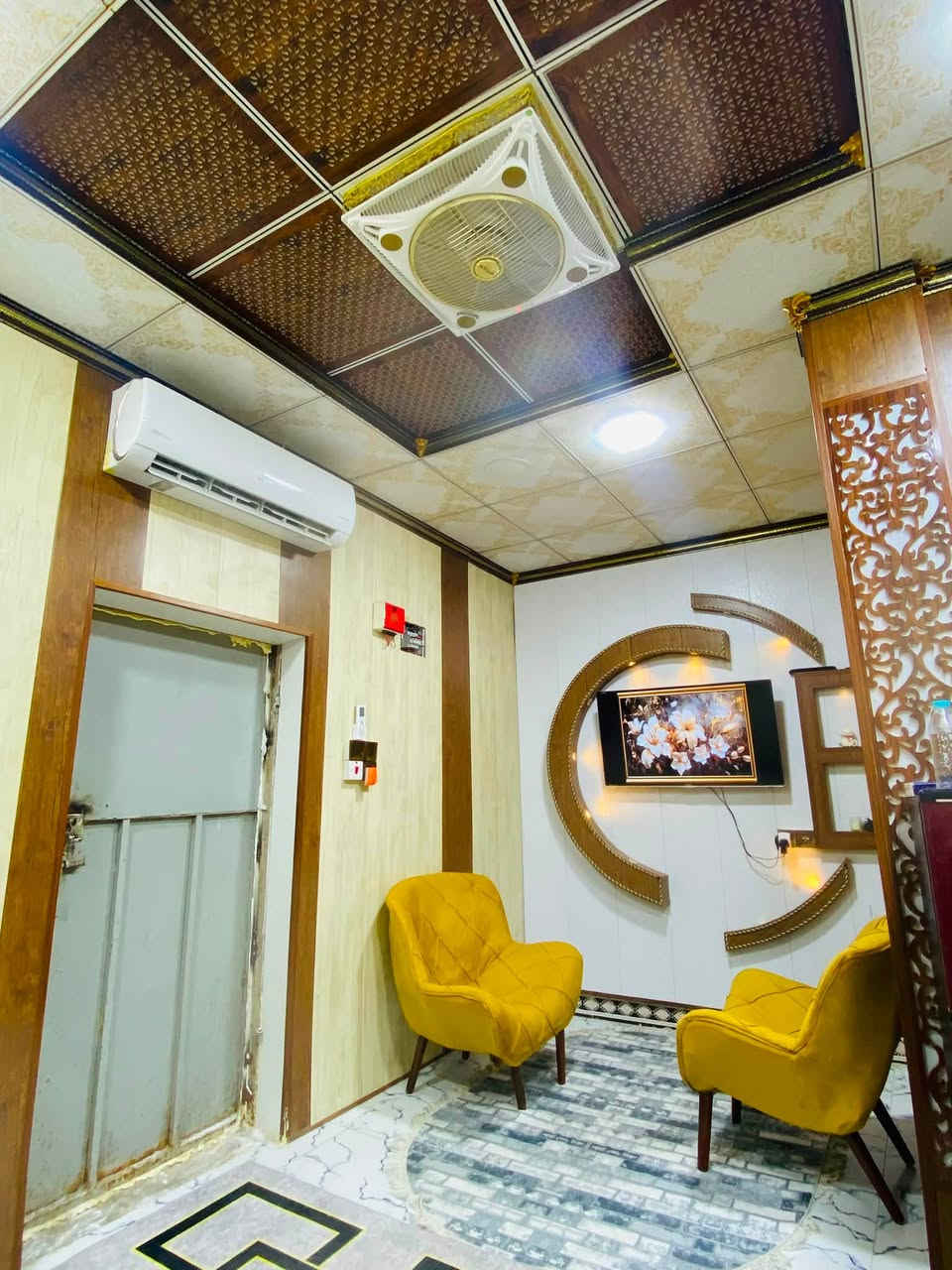 🏡 بيت طابو صرف للبيع .
📍 الموقع: المعقل – الحي المركزي، مقابل حسينية، وبالقرب من مستشفى الموانئ.

📐 المساحة الكلية: 240 م².
واجهة البيت  12 م. 

مواصفات البيت:

* الطابق الأول: 4 غرف، صالة، ديوانية، وحمّامان.
* الطابق الثاني: غرفة مع حمّام.
* بالاضافة الى وجود مشتمل صغير مستقل ومعزول عن البيت ومؤجر حالياً، مما يوفر دخلاً إضافياً.
* بناء البيت متوسط 

✅ جميع الخدمات متوفرة (ماء، كهرباء، تبليط ، مجاري).
✅ قريب من المدارس الابتدائية والإعدادية للبنات و الاولاد ، بالإضافة قريب على مدرسة دولية.
✅ قريب من أهم الخدمات 

💰 السعر: 380 مليون و قابل للتفاوض

للاستفسار تواصل مع   ***********
***********
