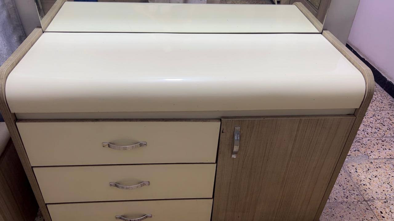 السلام عليكم
غرفة نوم للبيع تركي ثقيل جدا وضخمة ٨ قطع 
سرير وكومديات جانبية عدد ٢ وميز تواليت مع طابورية ودرور (مجرات) ومراية زاوية (دوارة) والكنتور
جميع القطع سطحها سلايد (مجر مخفي)
نظيفة بيها ضرر فقط المراية مال كنتور جهة وحدة مشلوعة وموجودة تحتاج لزك فقط
السعر ٦٠٠ الف
المكان بغداد الري


**إذا كنت صاحب هذا الإعلان وتريد حذفه لأي سبب، رجاءا أرسل رسالة إلى الدعم الفني**