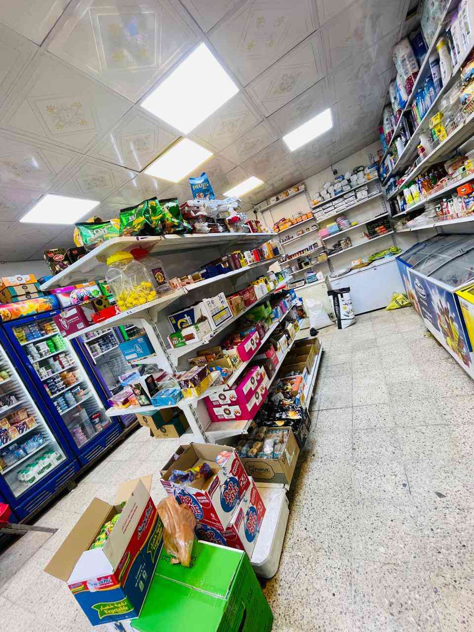 السلام عليكم اسواق للبيع 
اسواق على شارع عام شغلها خير من يم الله 
بصفها فرن ومطعم 
عارضها للبيع عنوان بغداد شارع الداخل قطارع ٤٧ 
سعرها مناسب 
***********
