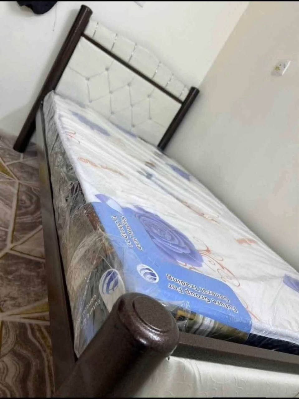 🛏️ سرير نفر واحد أصلي إيراني 

النوع: سرير فردي (نفر واحد)

المنشأ: صناعة إيرانية أصلية

الخامة: غالبًا مصنوع من الخشب الطبيعي أو المعدن المطلي عالي الجودة

الجودة: عالية التحمل – يتميز بالمتانة وطول العمر

التصميم: عملي وبسيط – يناسب غرف النوم الصغيرة أو الاستخدام في الشقق أو السكن الطلابي

الراحة: يوفر دعماً جيداً للفراش والظهر

القياس التقريبي: 90 × 190 سم (قد يختلف حسب الموديل)
السعر75الف توصيل داخل كربلاء فقط توصيل سريع جدا لحجز الاتصال على الرقم التالي 
*********** المدينة, البصرة
