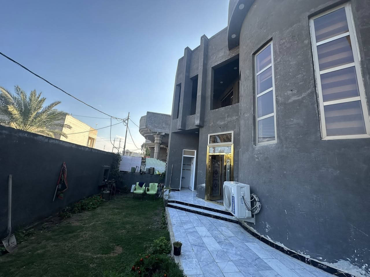 دار سكن طابو صرف في ( الجمعية )
بجانب بيت أستاذ (( غازي محيسن الدليمي ))
بلقرب من ( مدرسة الصالحون )

مساحة ٣٠٠ م - بناء طابوق - (( اساس رفت ))
( سقف صب كونكريت مسلح ) - ( أرضية مرمر )

(( طابقين ))

الطابق ١ :- ٢ غرف نوم ( وحدة منهن سويت )
الطابق ٢ :- ٢ غرف نوم + صحيات 
( صحيات خارجية )

كل الخدمات متوفرة :- ماء - كهرباء - مجاري - أرصفة
( متنزه + مدرسة قريبات جداً )

(( كما موظح في الصور ))

للاستفسار مراجعة مكتب غازي للعقار   
واسط - الزبيدية - قرب أفران المائدة  *********** 
***********
