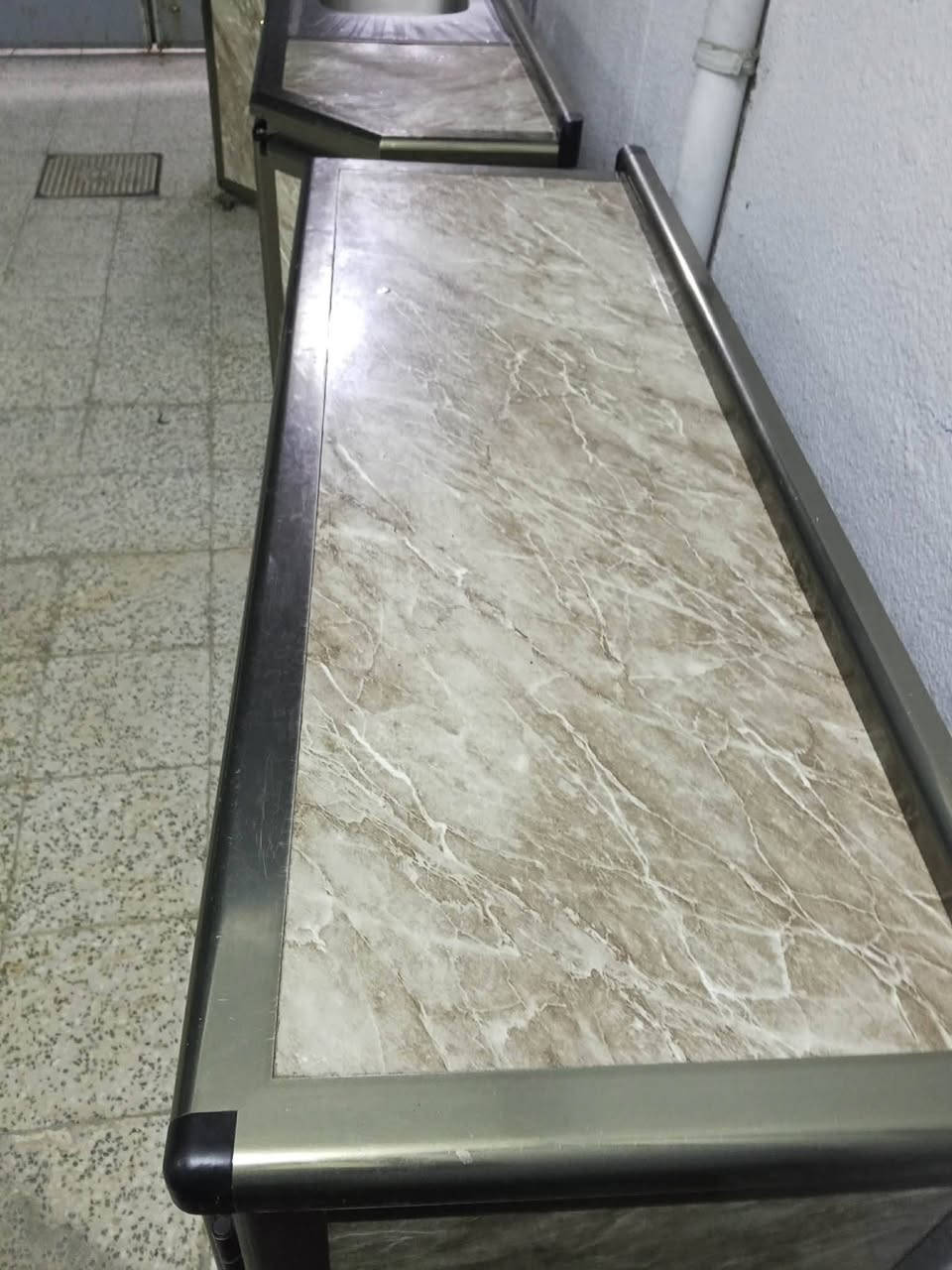 كاونتر للبيع فصال ثقيل نضيف ما عدا الزاوية يعوزلها تبديل القطعة الفوق التواصل على الرقم *********** او خاص عنوان حي النور
