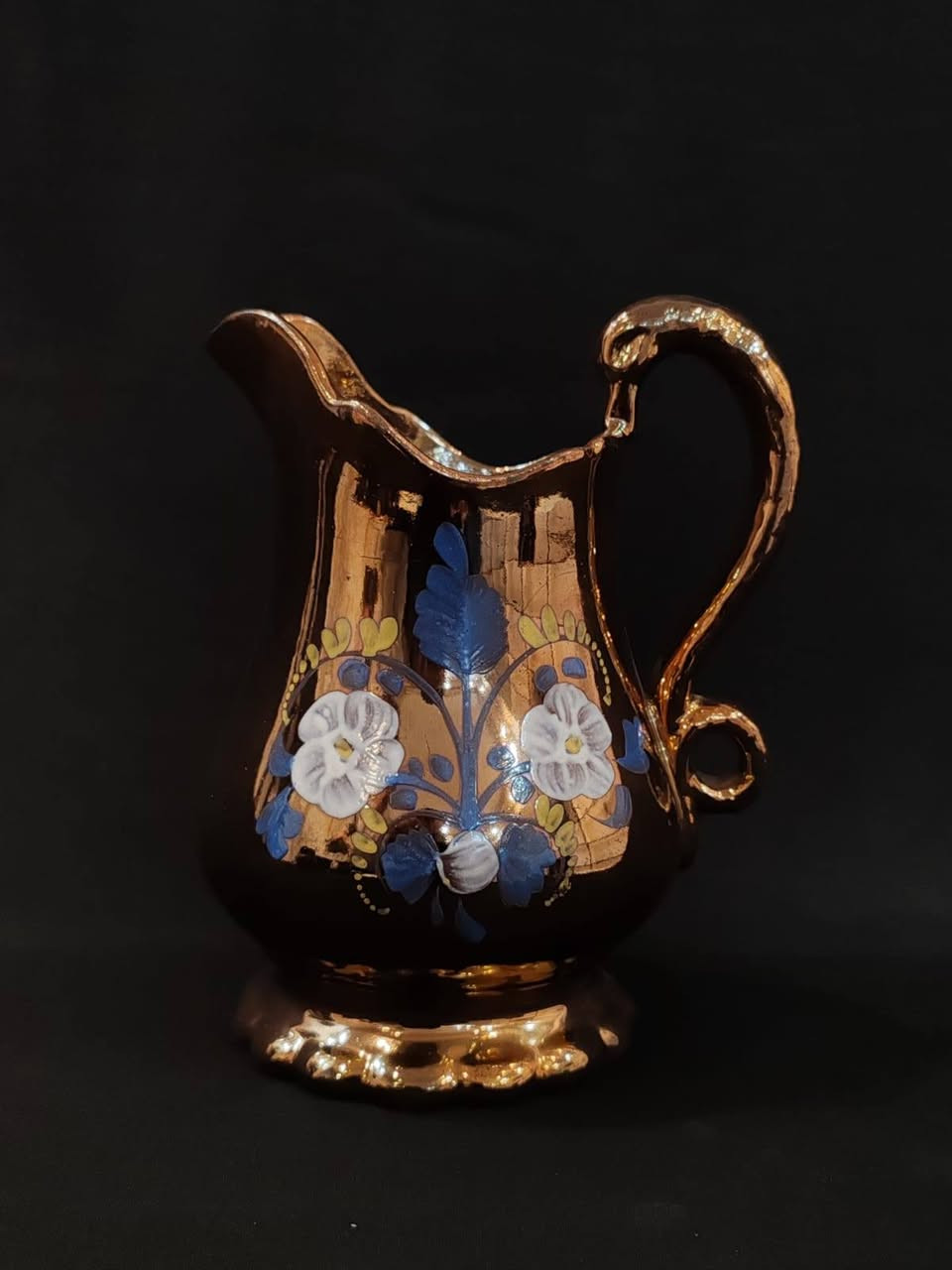 مجموعة من الأواني الخزفية هي عبارة أباريق (ستافوردشاير) المصنوعة  من النحاس اللامع ومزخرفة بنقوش بارزة وتعود للعصر الفيكتوري
 وغالباً ما تُجمع كـ "مقتنيات". 
تتميز بتصاميم ورسومات متنوعة تشمل نقوشاً تقليدية أو مشاهد فنية.
تستخدم عادةً كعناصر ديكور منزلي راقية وتستخدم بالمناسبات
للاستفسار الاتصال على رقم الصفحة واتساب ***********
يوجد توصيل لكل المحافظات
