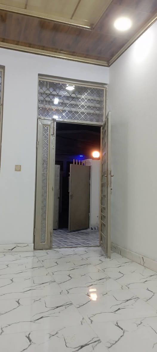 بسم الله الرحمن الرحيم
توكنه على الله
تم عرض بيت 100متر واجهيه 5 النزال 20
البيت يحتوي على أرضية بورسلين مطبخ سيراميك جدران هيه
صاله هيه مطبخ حمامات سيراميك جدران يحتوي على غرفه
نوم مع استقبال البيتونه كبير على كد كبر الصاله يحتوي البيت كله
ازاره 10 العنوان قطع اراضي محمد ليله المنطقه كامله مجاري
وتبليط جزء الثاني قريب  البيت بناء حديث البيت غير مسكون بي  الاستفسار عن الرقم ***********
