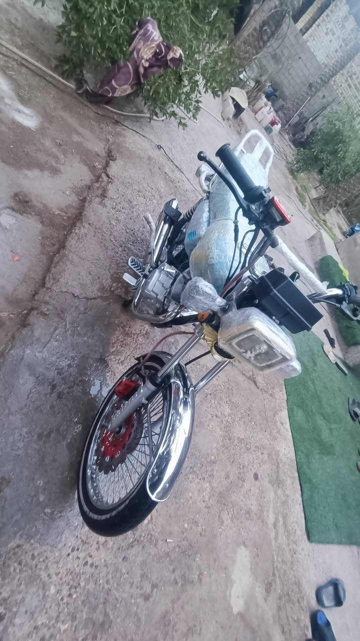 السلام عليكم 
دراجه نوع تايكر الاصلي للبيع موديل 2025 
اوراق اصولي 
دراجه مكفوله كفاله عامه كلشي جديد بيها 
صارلها 3 اشهر من طالعه من الوكيل 
بشهر ال 1 طالعه بعدهي زيرو ماشيه بس 6 الاف 
ما مفتوح ولا داخله تصليح  بيه نقص شغله وحده بس باتري مالتها هابط تريد اني ابدله الك تربد تخصمه من سعرها 
يرهم مراوس نامه شلامجه فقط او تايكر 
تريد بيع سعرها 700  قفل 
مكاني حله جامعة بابل 
رقمي 
***********
