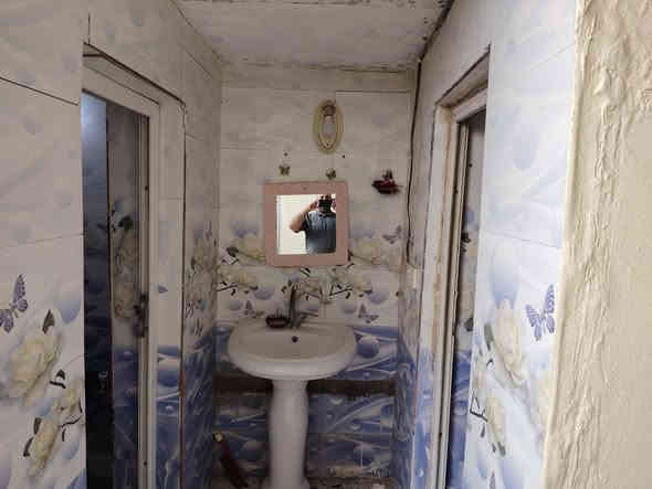 سلام عليكم بيت للبيع مساحه 268 ،
الموقع ديوانيه حي الزهراء شارع 20 شارع المشتل ،
البيت يتكون من ثنين غرف نوم+ غرفه سويت ،صاله
مطبخ حمامات داخل وخارج براني 4في 10 ،كراج كبير مسقف،
للمعلومات اكثر اتصل وتدلل ***********
