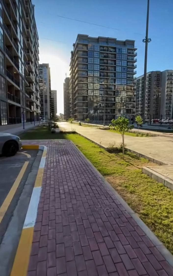 🔴 شقة للإيجار – مجمع السلام السكني
فرصة مميزة للسكن داخل مجمع راقٍ ومخدوم بالكامل ✨
🏠 تفاصيل الشقة: 🛏️ 3 غرف نوم
🛋️ صالة مريحة
🍳 مطبخ متكامل
مجموعة صحيات
❄️ مجهزة بـ 4 سبالت
🍽️ كاونتر + طباخ جاهز
🌇 المميزات: 
إطلالة مباشرة على الملعب
✔️ طابق 9
✔️ موقع ركني
✔️ 3 بلكونات
💰 السعر: 750
📲 للحجز والاستفسار: يرجى التواصل على الخاص أو واتساب ***********
