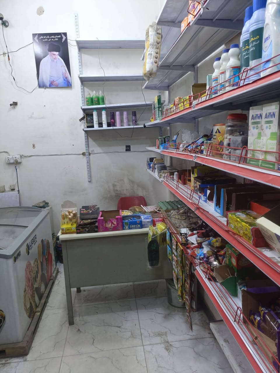 عارضة عمودية تبريد بابتين و عارضة بطحيه تجميد مع رفوف مع ميز استخدام قليل جدا للاستفسار الاتصال على الرقم ***********
