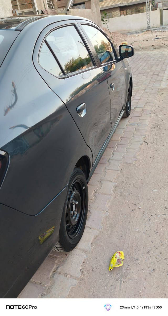 ميتسوبيشي ميراج (Mitsubishi Mirage) - موديل 2024
اللون: كحلي مميز
 ناقل الحركة أوتوماتيك 
 الشاشة: شاشة لمس مقاس 7 بوصة تدعم أنظمة Apple CarPlay و Android Auto
 المكيف: أوتوماتيك ممتاز
 أنظمة الأمان: كاميرا خلفية، نظام المساعدة على تجنب الاصطدام الأمامي، ونظام الثبات الإلكتروني
 حالة السيارة: حجم مدمج، عملية جداً، وسهلة في القيادة والركن داخل المدينة وموفرة للبنزين بشكل ممتاز.
وارد امريكي بس ضربه بنيد محركها سليم وبيها حالوب قليل سعرها 89
***********
