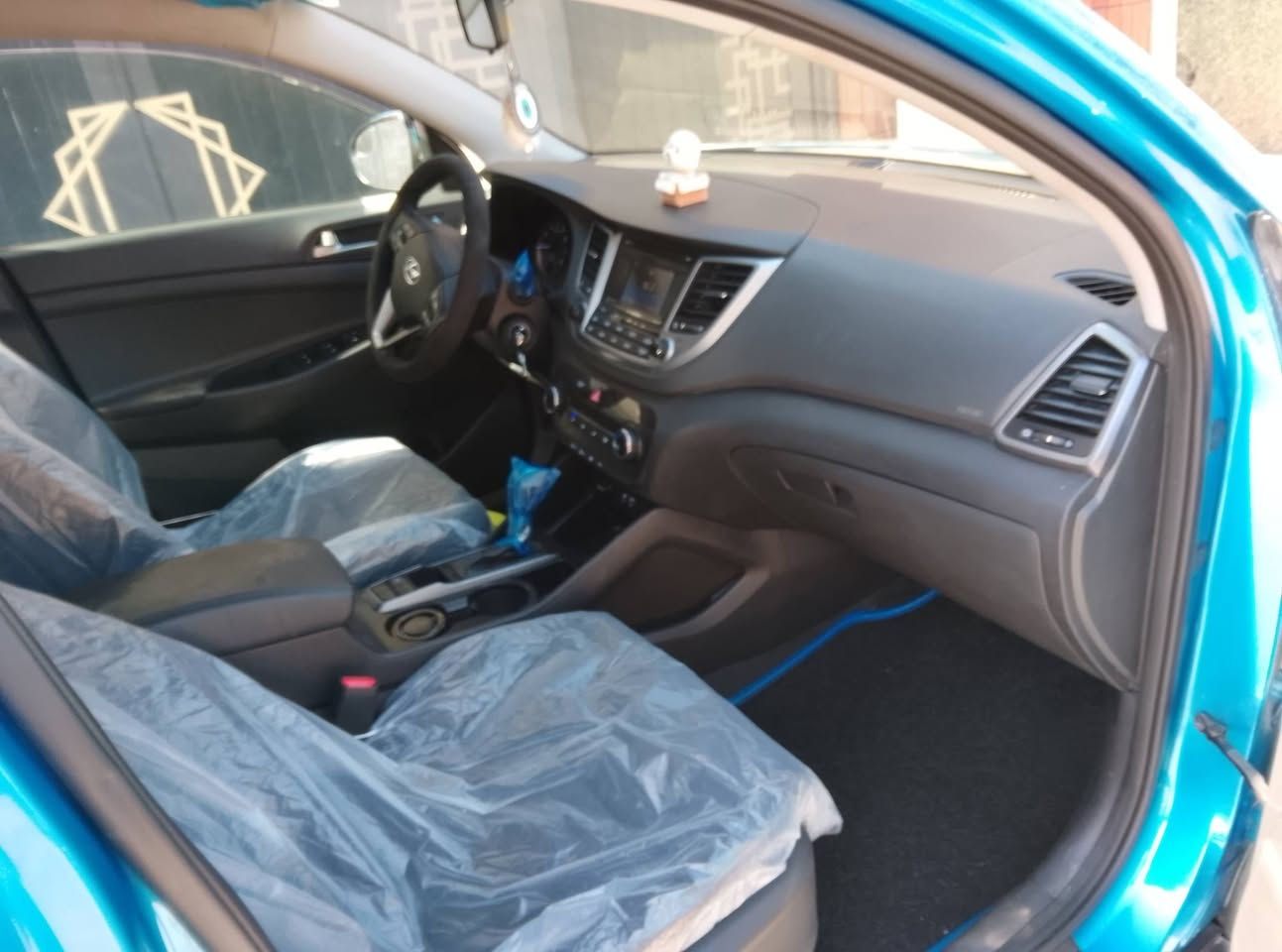 السلام عليكم توسانة موديل 2018وارد أمريكي محرك 2000  ماشية 100حادثهة بنيد ودعامية مواصفات السيارة كامره دواره تحكم ستيرن جهتين سعر السيارة 138 بيه مجال مكاني بغداد البلديات رقم ***********
