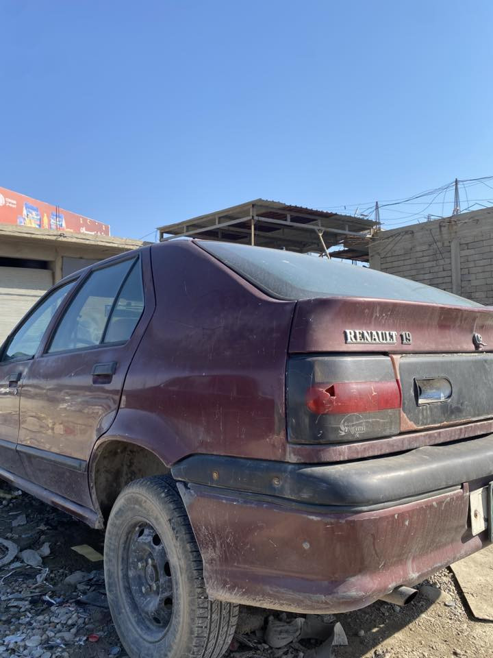 السلام عليكم رينو موديل 1993
رقم اخضر كير مكينه خير من الله 
سعرها 13 للاستفسار ***********
