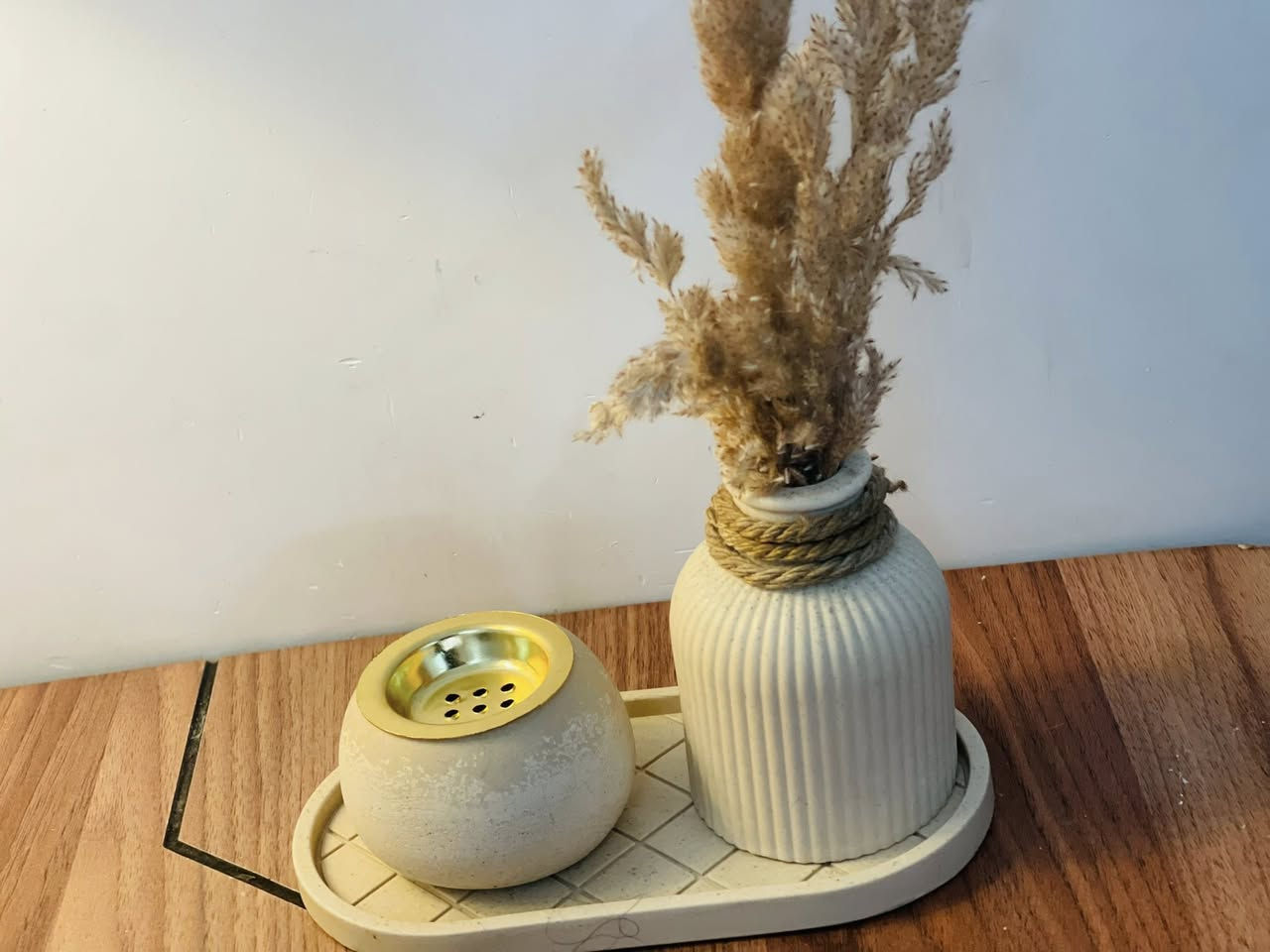 لمسة دفء لزوايا منزلك ✨
التفاصيل تصنع الفارق.. شموعنا العمودية بتصميمها المضلع المميز مع طقم "الجبس" الأنيق يضيف لمسة من الرقي والهدوء لأي مكان.
• ألوان طبيعية تناسب ديكور منزلك.
• تصميم عصري وبسيط (Minimalist).
• مثالية كهدية مميزة لمن تحبون.
أضف لمسة من السكينة إلى يومك الآن. 🕯️

• ✅ جودة عالية في التصنيع.
• ✅ مظهر عصري وأنيق.
• ✅ متوفر للتوصيل الآن.
للطلب أو الاستفسار، يرجى مراسلة الصفحة. 💌


**إذا كنت صاحب هذا الإعلان وتريد حذفه لأي سبب، رجاءا أرسل رسالة إلى الدعم الفني**