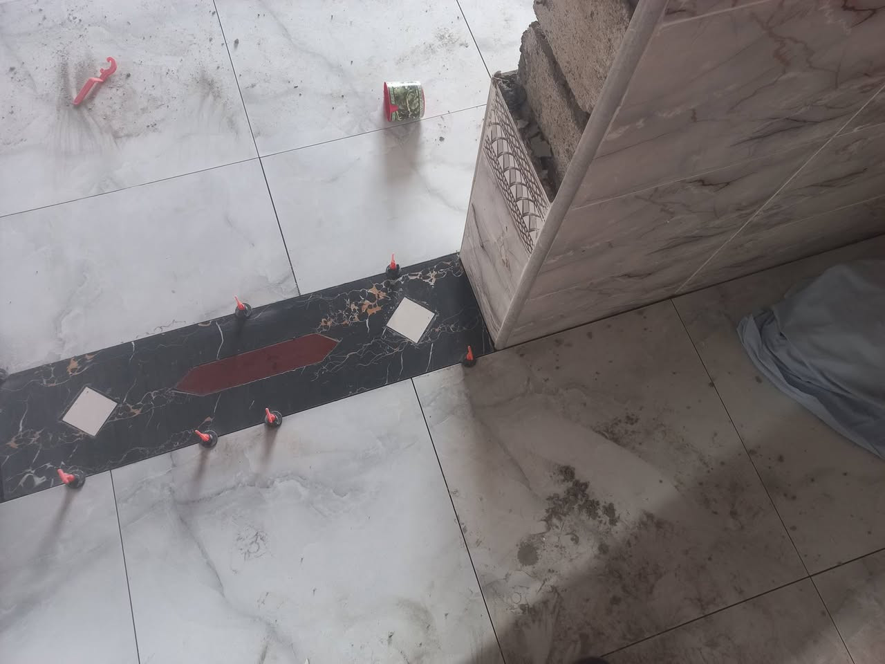 السلام عليكم يوجد كادر سراميك متفرق حالين تصل ودالل***********
