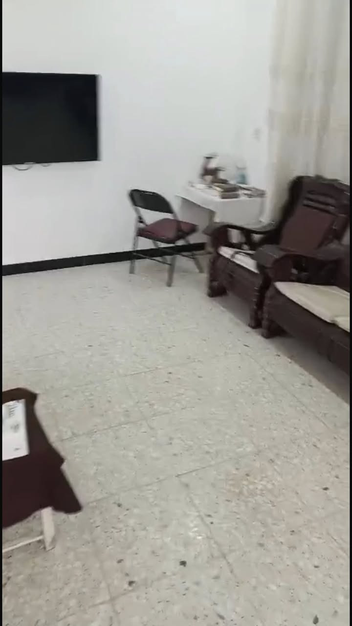 سلام عليكم مزرعة ١٠٠٠ متر سند ٢٥ منطقة البصام قريب الشارع العام متكونه من بيت حديث بناء ٢٠٢٥ وتحتوي على مسبح وغرفة نوم وصالة ومطبخ وهول السعر ٨٥ وبيه مجال بيه منضومة طاقة شمسية وبئر ماء الواجه ٢٢ متر والنزال ٤٨ متر ملاحضة الواقع احلى من الصور وبيه تفاصيل هواي للتواصل على الرقم *********** تكدر تستثمرها شاليه او استراحة
