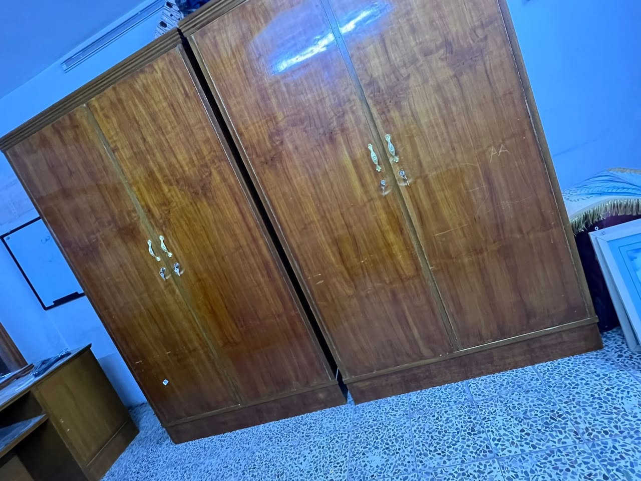 سلام عليكم اغراض بيت مستعمل للبيع
العنوان كاظمية
1-سرير نفر عدد 2 مع 2 كومدي مع ميز تواليت مع كنتور عدد 2 مثل ما موضح ب صورة
2-ميز تلفزيون خشب
3-ميز تلفزيون جام
4-ميز مكتبي بحالة جيدة
5 تخم
6-كاونتر مطبخ 
7-مجمدة
8-ثلاجه


**إذا كنت صاحب هذا الإعلان وتريد حذفه لأي سبب، رجاءا أرسل رسالة إلى الدعم الفني**