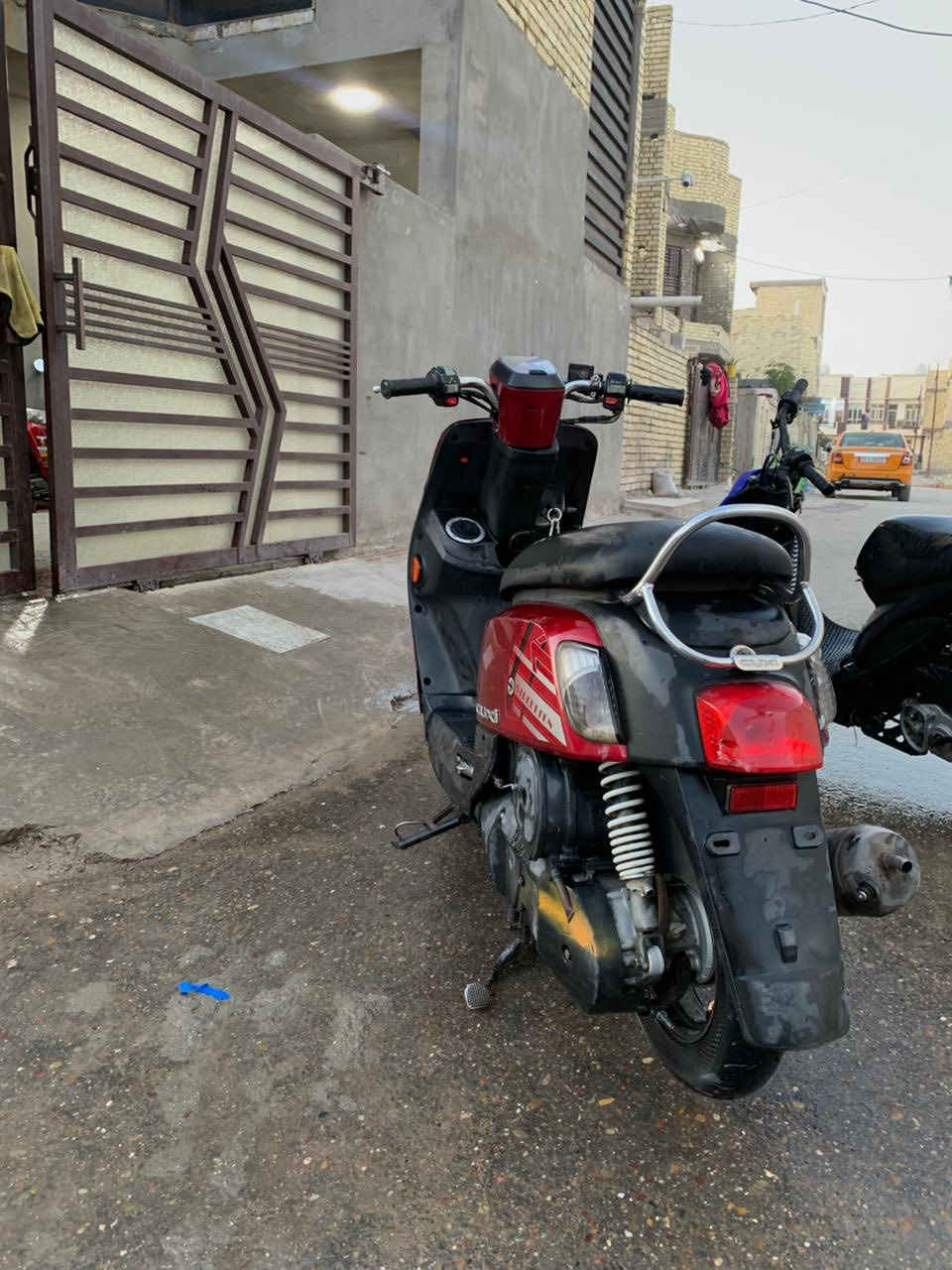 السلام عليكم دراجه بوليس مسطره نوزل دراجه رمبه صاله 5 اشهر من نازله الدراجه استخدام شخصي بيه كلجات رياضي ودمام وبيه زنون كهربائيات كله شغاله كلشي شغال مكينه مكفوله ما مفتوحه وجيب وياك عشرين فيتر نقصه واقيه مال صالنصه فقط لا غير 
السعر ٩٠٠ وبيه مجال متواجد واتساب فقط ***********
