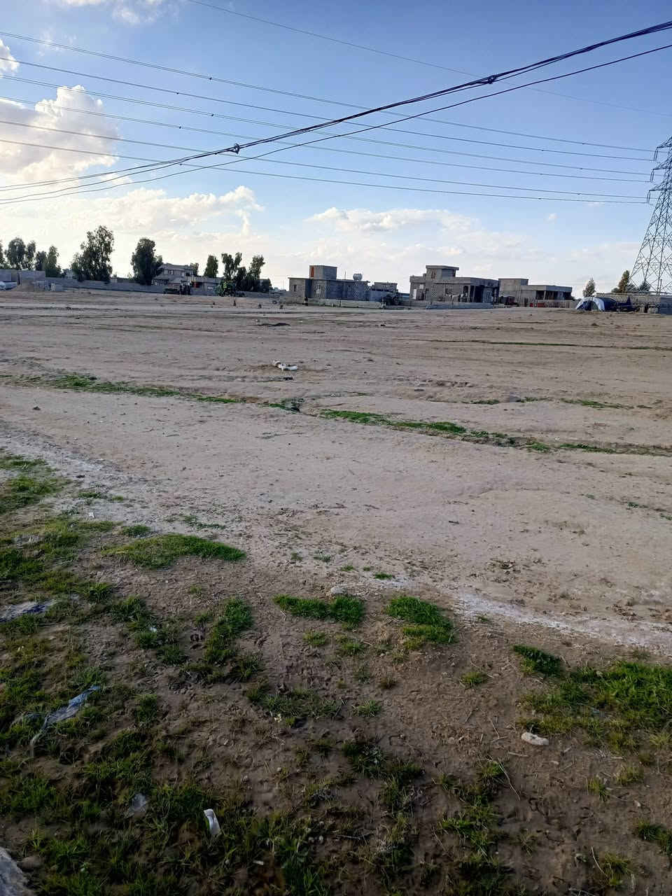 السلام عليكم قطعة ارض للبيع 4050متر
المكان الطوب قرية الوفاء واصلها ماء كهرباء تبليط سعر المتر 5 الاف 
للاستفسار الاتصال ع رقم ***********
