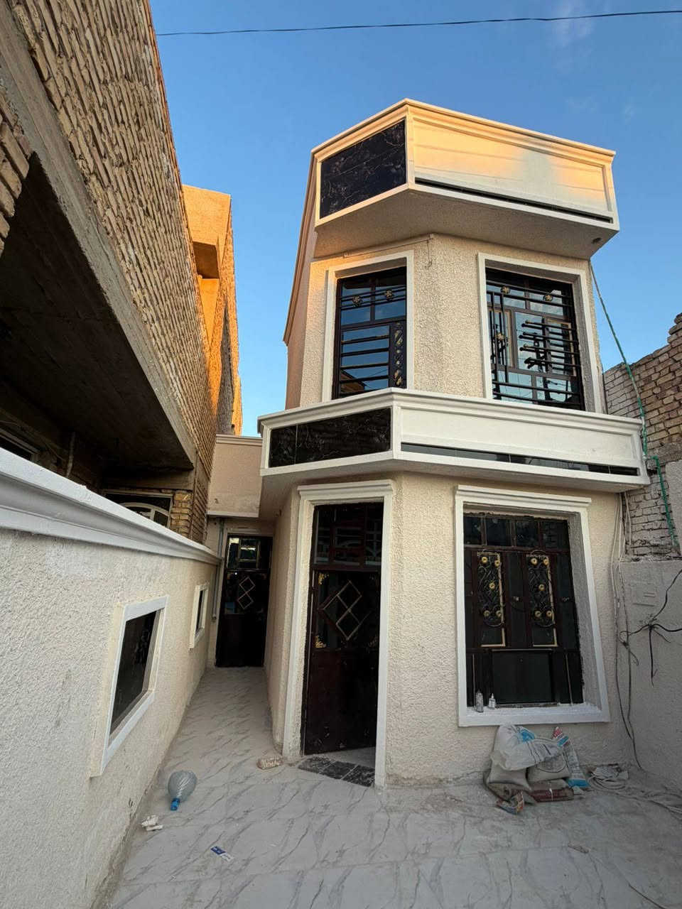 مشتمل للبيع المساحه 100متر واجهه 5ونزال 20طابق اونص السكلات منطقه ال15الف البيت عله شارع 20 كراج جبير استقبال اومطبخ اوغرفه بلئخير اوغرفه فوك اوخدمات داخل البيت اوخارجهه الرضيهه بورسلين سعره 58مليون***********
