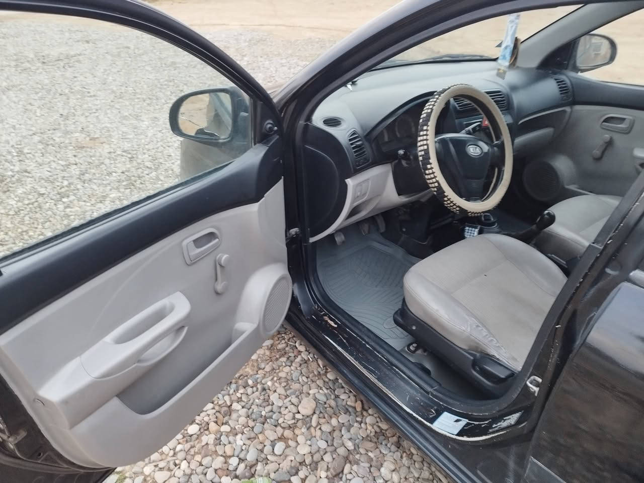 للبيع كيا بيكانتو هاش باك موديل 2009 منافيست ما مكصوصه وياهه اوراقه ما مسجله اوراقه كامله بدون حادث محرك 14 بلادي محرك ريو كير محرك شرط تدفئه تبريد كامله اربع تايرات قطاره بلبانزين صار سبوع من فولته وبيه نص بطل البانزين يوديك ويجيبك للحويجه جدد كهربائيات كله شغاله نقصه بيه الصدر شويه بي تعب  سعره 25 ورقه .  العنوان كركوك الحويجه قريه الحلوه *********** اخوان بس واتساب خط.ماكو
