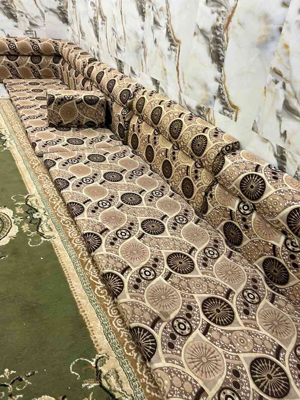 ديوان نضيف جدا
6 قطع دواشك 
3 زوايه 
4 قطع فواصل 
السعر خاص ***********
