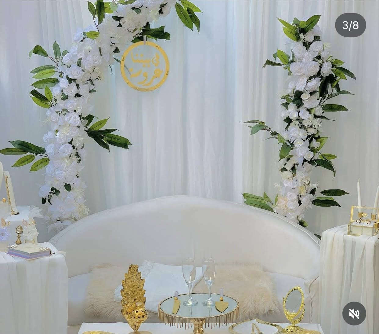 سبب البيع / انتقالنا لمكان ثاني 
الكوشة والورد والشازلون والقماش وكل التفاصيل جديدة

نصبناها على كد التصوير ( تحتوي على لد شمسي ليلي في كلا الجهتين للورد ) 

التفاصيل كالتالي :

ستاند ستارة حديد - جديد ابيض مصبوغ 

قماش ستارة كامل ستن بطانة والوجه جرجيت 

ديكور حديد ثنائي مقوس وعدل مع ورد جديد وخضار 

يحتوي الديكور على لد شمسي ليلي 

شازلون دوشمة جلد جديد ثقيل سهل التنظيف 

بورد ترحيب ستاند مع بورد عبارات ترحيبية 

سنتر بيس ثلاثي حديد ثقيل وليس العادي 
مع قماش لتغطية السنتر بيس 

وسطية حديد بيضاء جديدة 

تعليقة في بيتنا عروسة 

تفاصيل الميز كالتالي : 

ستاند ذهب 
شال عقد مشغول 
مصحف مشغول 
ستاند كيك
بياضات وبخت ذهبي 
مبخره 
ماعون وقطاعة وجطلات وكلاصات

ستاند حلقات 
شمعدان ثلاثي مزدوج 

مغطس وقارورة زجاج 

قند 
مرايا ستاند ذهبي 

كل هاي التفاصيل والكوشة كاملة بسعر ٥٠٠ الف 

للاستفسار 

***********
***********

البيع كامل رجاءاً
