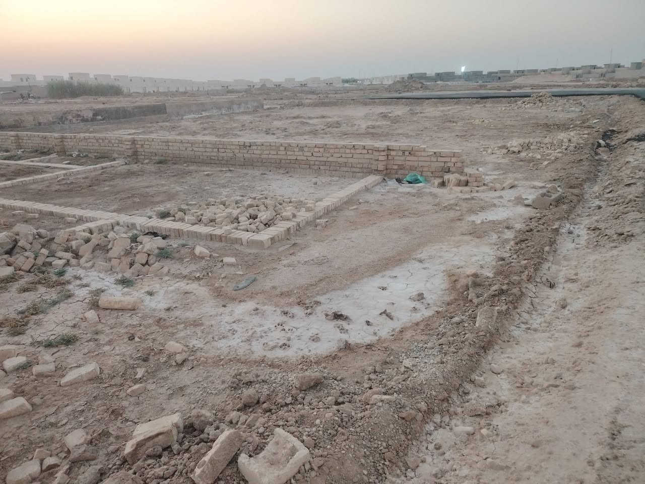 قطع للبيع قريه عباده الثانيه المساحه 700يعني 3قطع ونص خدمات كامله سعر القطعه الوحده 20 وبيهه مجال اي استفسار الاتصال ع رقم ***********
