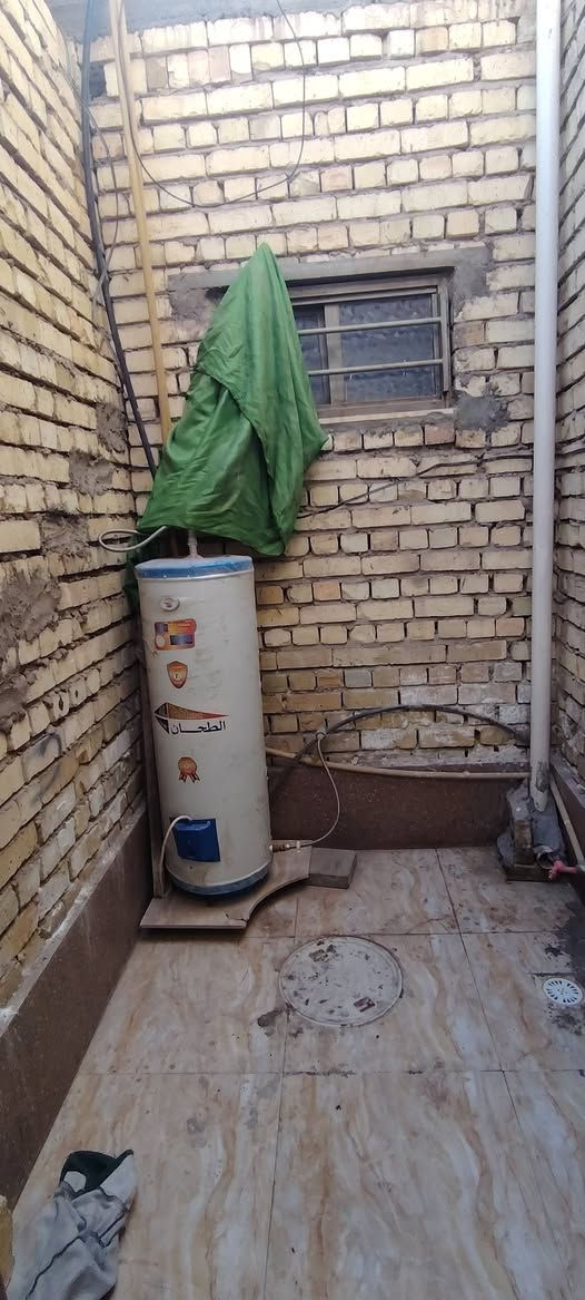 السلام عليكم بيت للايجار طابق واحد 150 متر 1 غرفة نوم و استقبال ومطبخ وحولي  وحديقة وساحة البيت جديد البيت كاشي و سراميك مكان البيت بغداد الزعفرانيه شارع الكهرباء  للاستفسار اكثر الهاتف ***********
