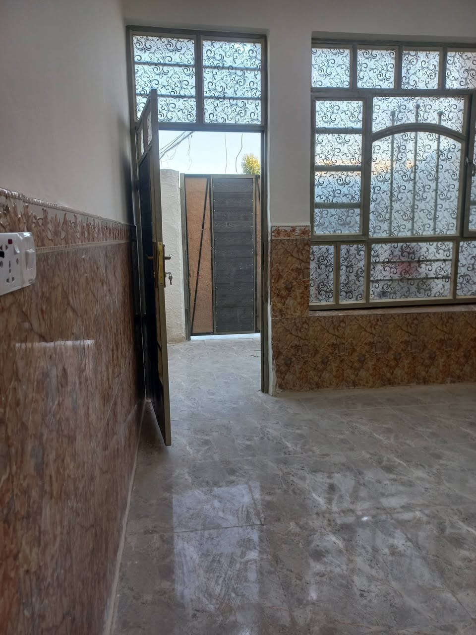 للبيع مشتمل 60 متر مربع مدخلين بل الحسينيه طابو ملك صرف 
منطقت 26 بدايت شارع ابو سمير على الساحه قرب مدرسه الشمس يحتوي على استقبال ومطبخ وحولي وغرفه وخدمات نضيف جدن 

البيت جاهزة للسكن 

المنطقه خدمات كامله 

الاستفسار 

***********
