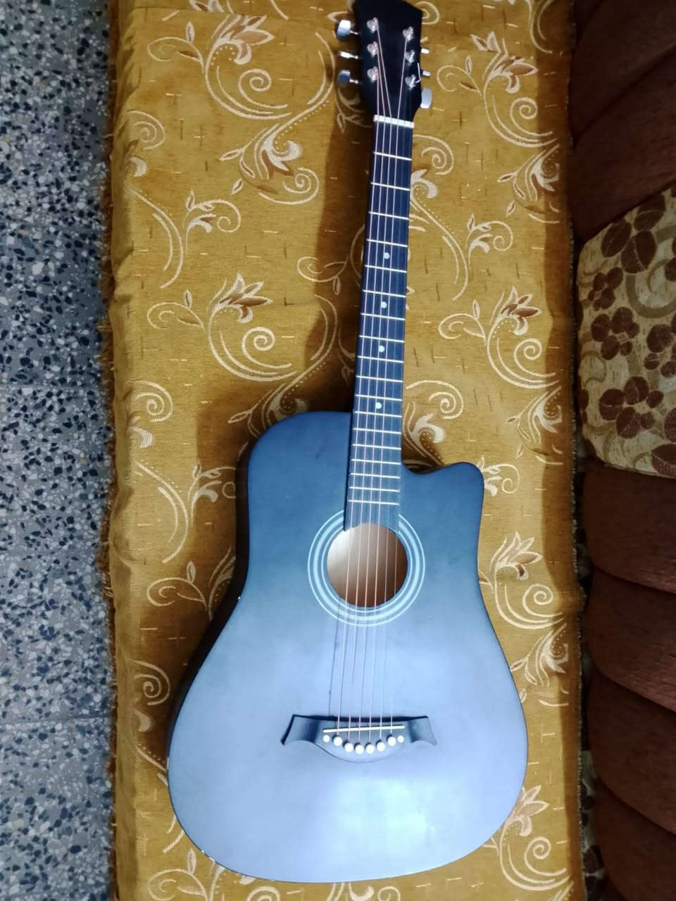 كيتار للبيع نضيف سعر 70 وبيه مجال للطيبين مكان كركوك رقم ***********
