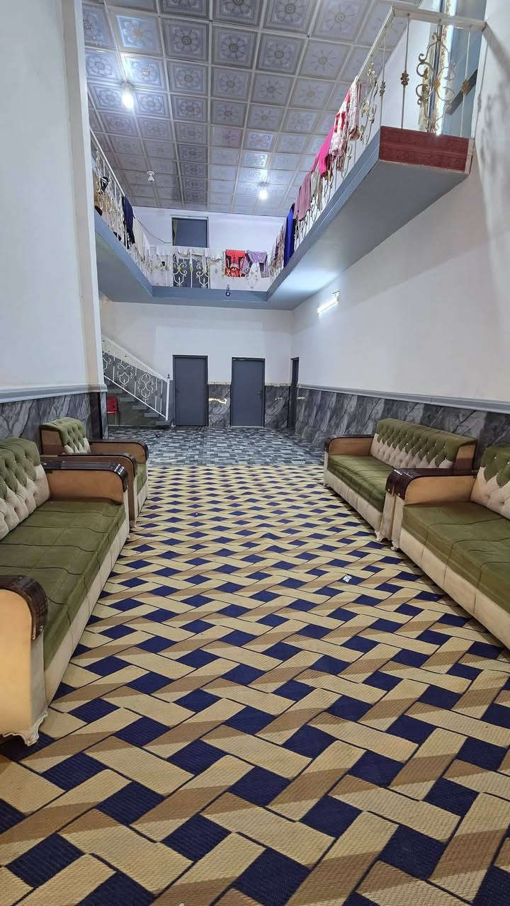 ⚜️ دار مساحه 525 متر طابقين خلف التجاري بصف الشارع
⚜️الاساس صب السقف صب  البيت كله دنگ وجسور 
⚜️ غرف نوم 4 .صاله مفتوحه للطابق الثاني . استقبال . مطبخ .صحيات ،حديقتين  وكراج و تشاريف 
⚜️ النجف الكوفه شارع المطار القديم قرب حسينية الزهراء 
 ***********
