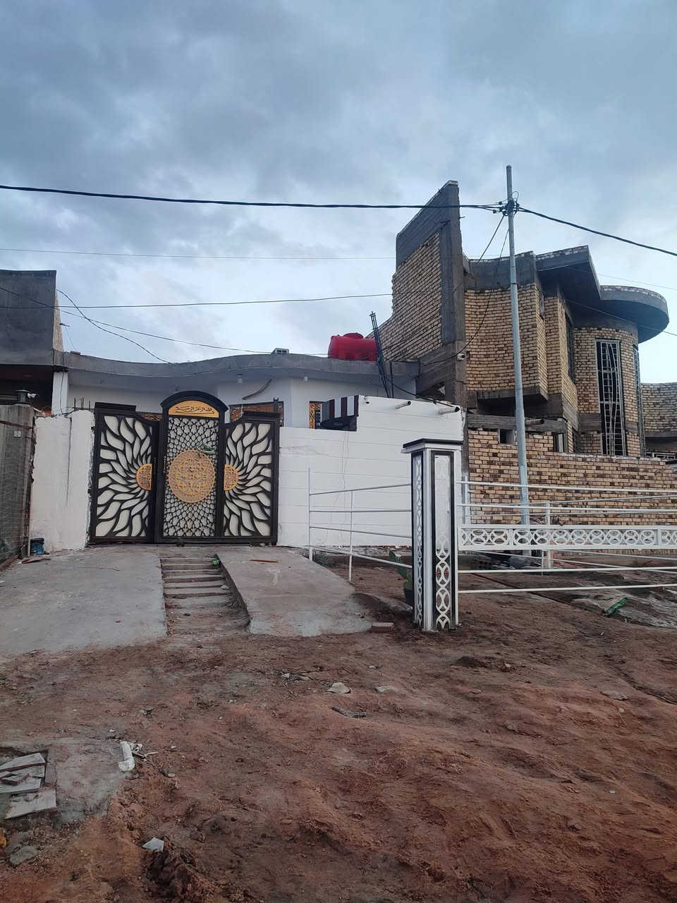 السلام عليكم ورحمه الله وبركاته 
بيت للبيع على الحولي وجه مساحه 150متر طابو صرف رقم القطعه 15/681 
رقم المقاطعه 38
بناء جديد صب كونكريت ..طابق واحد
يحتوي على استقبال وصاله وغرفه ومطبخ وحمامات داخليه و خارجيه..علمآ البيت هوه ولاثاث 
كامل كاونتر وملحقاته طباخات وقناني وسبلت عدد ثلاثه غرفة نوم ثلاجه ومجمده...وووو كل الملحقات بالكامل مجهز حته بالكاميرات .. اي استفسار السعر مراسله الصفحه او الاتصال
 ***********
