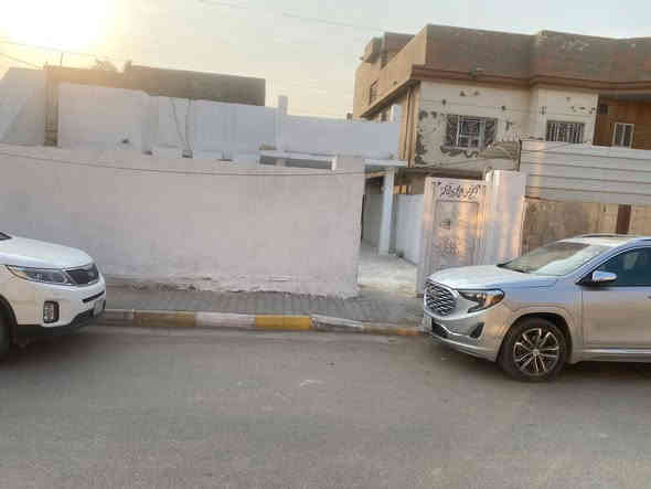 دار سكنيه للايجار
دار سكن داموك الضباط قرب ساحه الفريق عبد الرحمن ابو رغيف شارع عريض ومساحه 250متر مربع طابقين  مع حديقه وكراج كبيرين غرفه نوم وهول ومطبخ وصحيات مع غرفه بالطابق العلوي البناء قديم ولكنه بحاله ممتازه والماء والمجاري والكهرباء كامله وشغاله تماما
السعر  350الف دينار 
مرفق صور
مكلف بالنشر للستفسار 
الاتصال بالهاتف 
 ‭0773 536 4443
