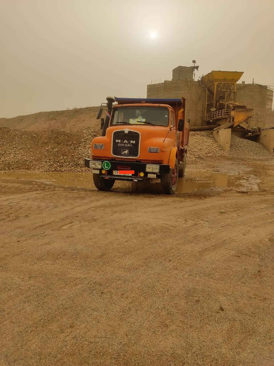 سلام عليكم مان 82 رقم جديد إنكليزي شرط تحويل 
مكينه كير اكسن مكفولات...
شاصي مكفول بس يم الجعمقه..
تبريد شغال...
دوشمه داخل جديد كهربائيات كلها شغاله
تخم تاير...
الاستفسار أتصل ***********
