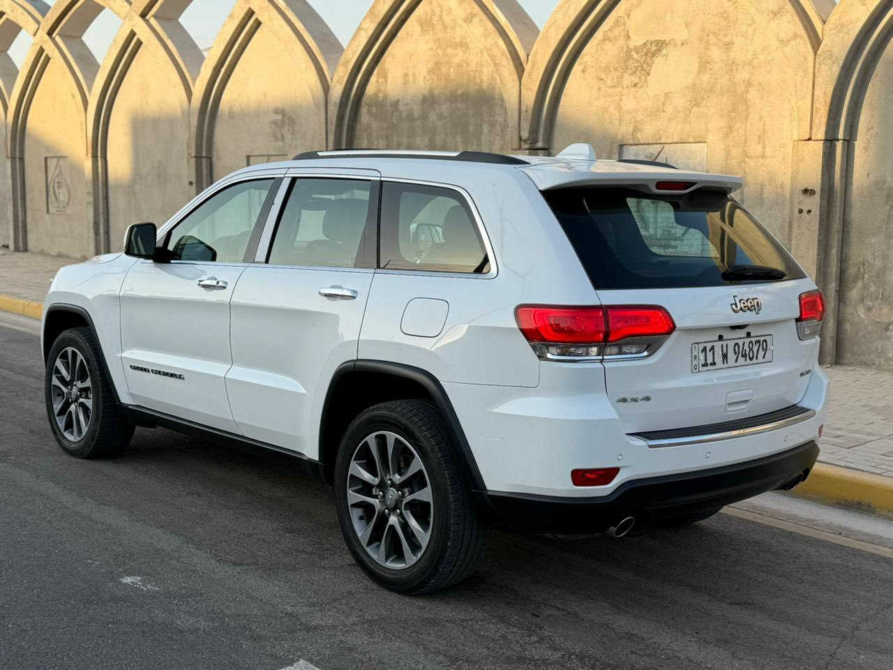 جيب كراند شيروكي خليجي limited plus
وكالة ليث العبيدي رقم بغداد الدولي باسمي 
الموديل : 2018 
عداد المسافه :86 الف mill
حجم المحرك : 6 سلندر 
السياره خليجيه كفاله عدا شبر صبغ فوق باب خلف سائق .. كير ومكينه مكفول 
تايرات جدد شادلها تخم 
المواصفات ..
بصمة تشغيل وابواب تشغيل عن بعد 
3 شاشات .. بانوراما سقف 
داخل مقاعد جلد تحكم كهرباء تدفئه تبريد 
حساس امامي وخلفي ونظام تحذير اصطدام 
سستم سماعات 10مع مكبر صوت دمام 
تبريد قطعتين وايضا كشن خلفي بي هيتر 
مري قلاب عنده الرجوع وايضا شفط كهربائي 
صندوق كهرباء فتح وغلق 
كشن حظن مع ذاكره خزن ميموري
نظام اوتو ديم تعتيم مرايه  
ويل كب حجم 20 انج  
شاشه نظام اندرويد و اوتو وابل كار بلي 
رادار توقف خلفي مانع تصادم
اناره زنون مع زراك لايت 
السياره بحالة الوكالة جدا جديده 
السعر 268 ورقه وماكو هيج نضافة بهل سعر 
لاستفسار اتصال على ***********
