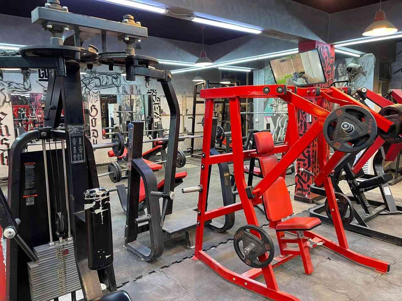 جم للبيع 
اكثر من ٦٠ جهاز مع اثاث كامل مع ٢٠٠٠٠ كيلو وزن وارضيات ٤٠٠ متر وساونه ٢*٣ امزون  تفاصيل اكثر تواصل واتس اب ***********📞✅
