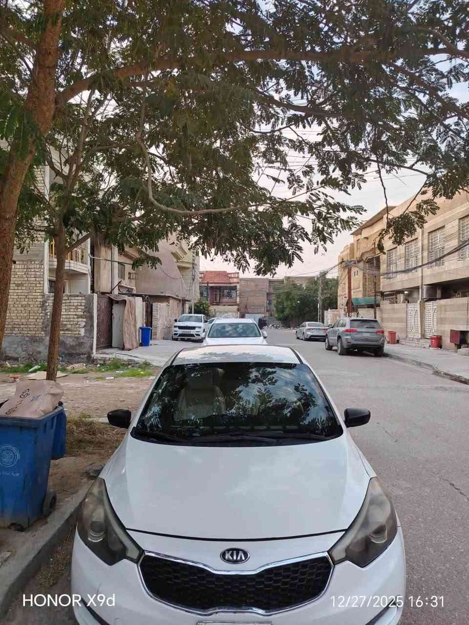 السلام عليكم
سيراتو ٢٠١٥ محرك ١٦٠٠
شاشه وكامره خلفيه 
السياره بيه صبغ كم قطعه بس بدون ضربه 
 السياره تخم تاير صدر جديد 
تبريد ثلج 
ماشيه ١٨٠ الف 
السعر ١٠٥ بيها مجال 
مكان السياره
 بغداد سيديه 
الرقم / ***********
