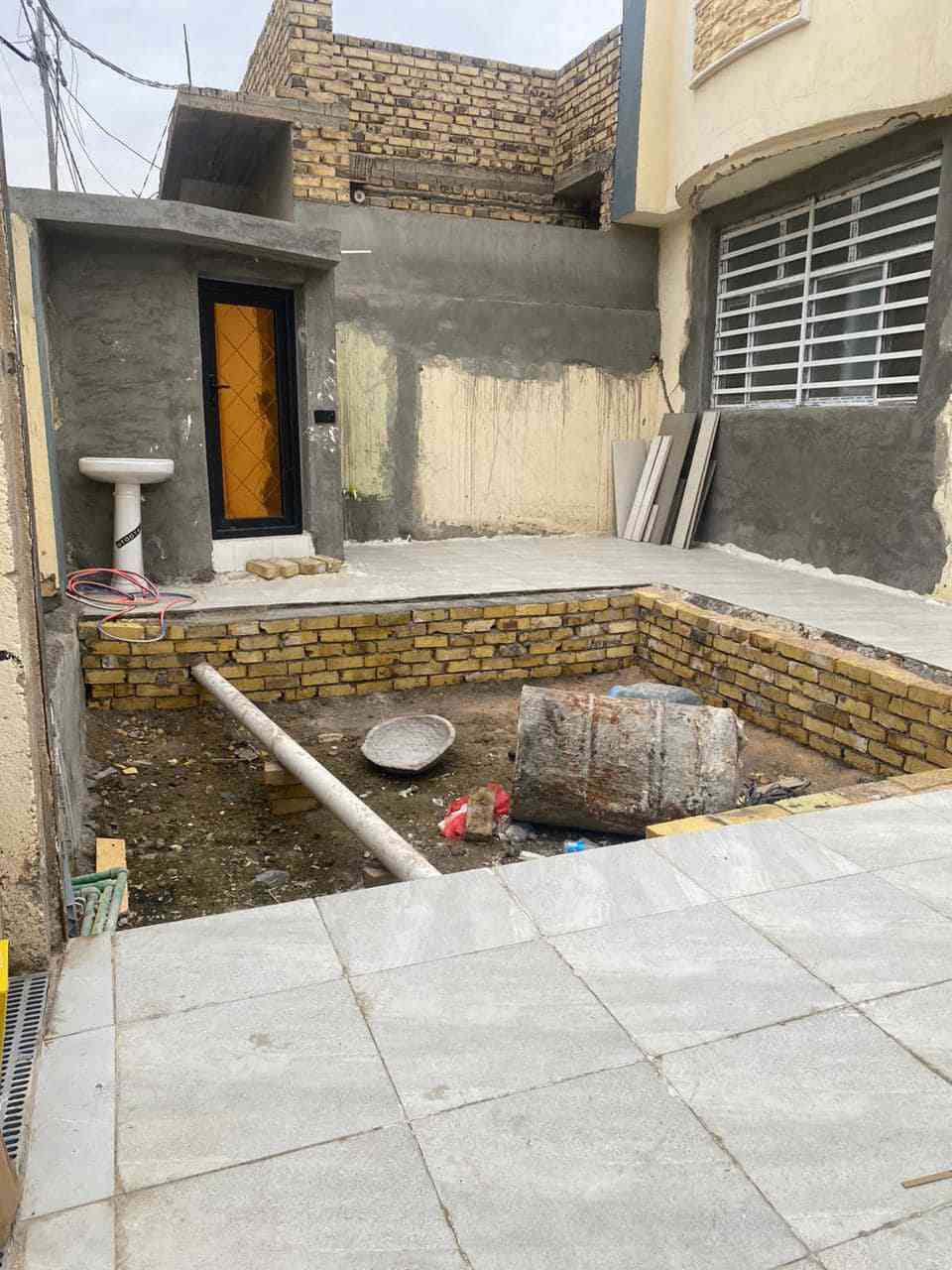 #للبيـــــــــــــــع_بيت_طابو_صرف
مساحة البيت ٢٠٠م (١٠*٢٠)م طابقين
#الطابق_الاول:- غرفتين نوم&صاله& استقبال&مطبخ&صحيات داخليه و خارجيه& مناور عدد٢& كراج & حديقه
#الطابق_الثاني:-غرفة نوم معزوله مع السطح
#بناء٢٠١٥ ومرمم حديثاً( عرض الشارع ١٠ م)
#متوفرة:-كافة الخدمات الاساسيه 
#العنوان:- ( حله_ورديه_سيف سعد)
للاستفسار الاتصال ع الرقم
***********واتساب
