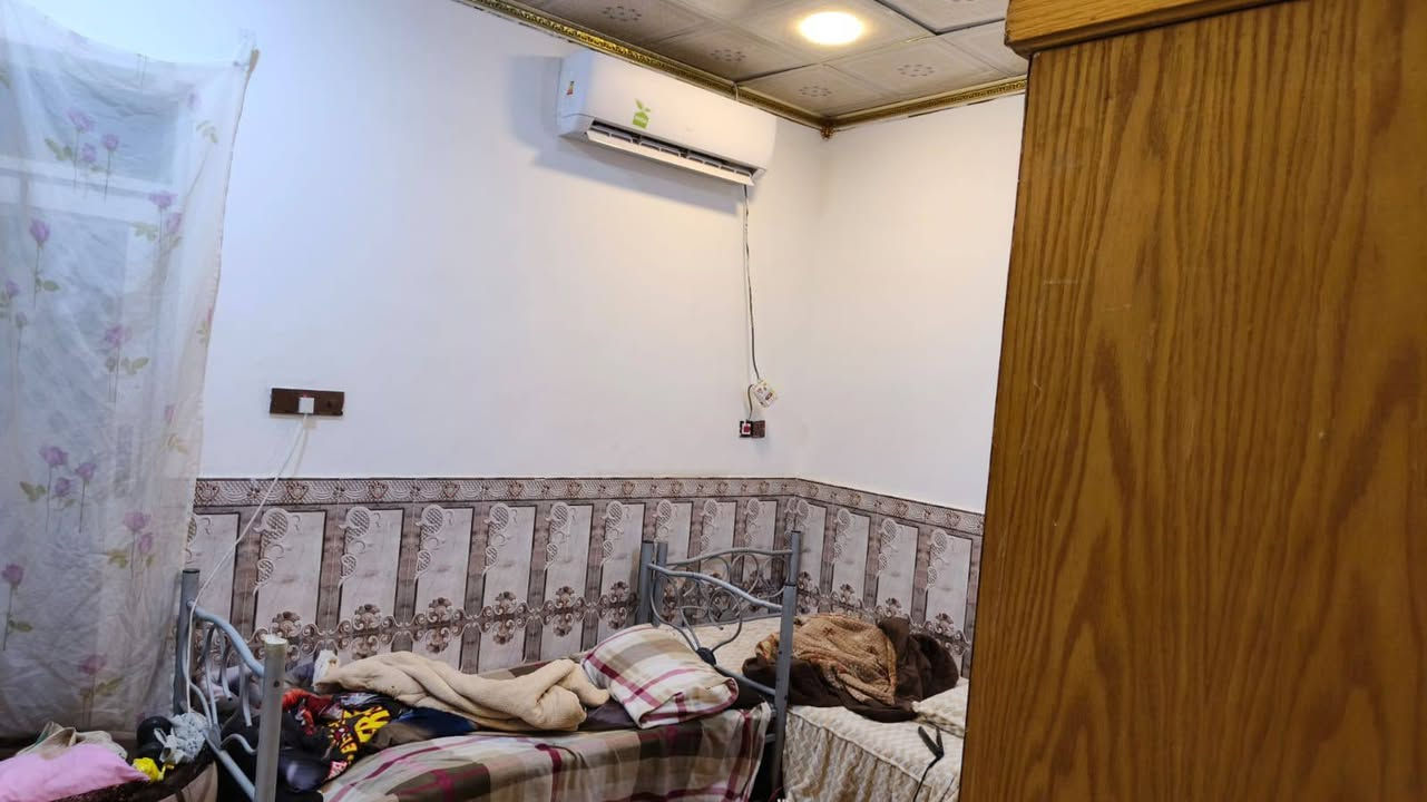 للبيع بيت زراعي مساحه ٢٠٠ متر منطقه الصخين حي الجامعه ذي قار  كونكريت مسلح مع غرفتين وصاله مطبخ وصحيات منور خلف بيت طابوك مع بعض الثاث كافت الخدمات سعر مناسب نزله مختار الصخين مقبيل بيت المختار عرض الشارع١٥ متر شغل بيت درجه اولى سعر بعد التصال ***********
