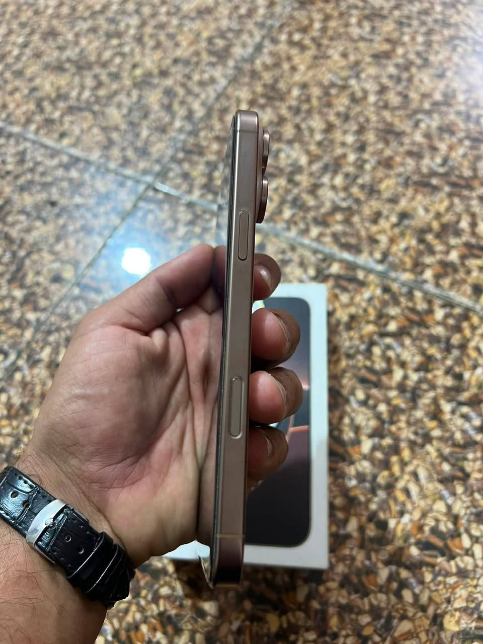 ايفون 16 برو ماكس ماستر ذاكره  256 بطاريه 97 جهاز استخدام بيت نضافه الف بالميه مثل ما وضح كدامك نضيف بمعنى الكلمه 
سعر مليون و 550 
رقم الهاتف : ***********

