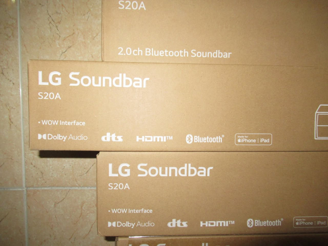ساوندبار  LG جديد من شركه خوشناو اربيل  LG Soundbar S20A 

 نظام الصوت:

• 2.0 Channel (قناتين ستيريو)

 القدرة الصوتية (Wattage):

• 50 واط RMS

صوت قوي وواضح أعلى بكثير من سماعات التلفزيون العادية

 تقنيات الصوت:

• Dolby Audio – صوت سينمائي غني

• DTS – تفاصيل أوضح وتجربة أكثر واقعية

 الاتصال والمنافذ:

• HDMI (ARC) – صوت عالي الجودة وتحكم سهل

• Optical Input

• Bluetooth – تشغيل موسيقى لاسلكيًا من الهاتف أو التابلت

 التحكم الذكي:

• WOW Interface – تحكم مباشر من تلفزيونات LG المتوافقة

• ريموت كنترول مرفق

 التصميم:

• تصميم أنيق وعصري

• حجم مدمج يناسب غرفة المعيشة أو النوم

• إمكانية وضعه على الطاولة أو أمام التلفزيون

 سهولة الاستخدام:

• Plug & Play

• تركيب سريع بدون إعدادات معقدة

حوّل تجربة المشاهدة في بيتك إلى تجربة سينمائية مع ساوندبار LG S20A، أداء ممتاز، صوت واضح، وتصميم عصري يناسب كل مكان 

السعر مفرد 100 الف 

يوجد توصيل


**إذا كنت صاحب هذا الإعلان وتريد حذفه لأي سبب، رجاءا أرسل رسالة إلى الدعم الفني**