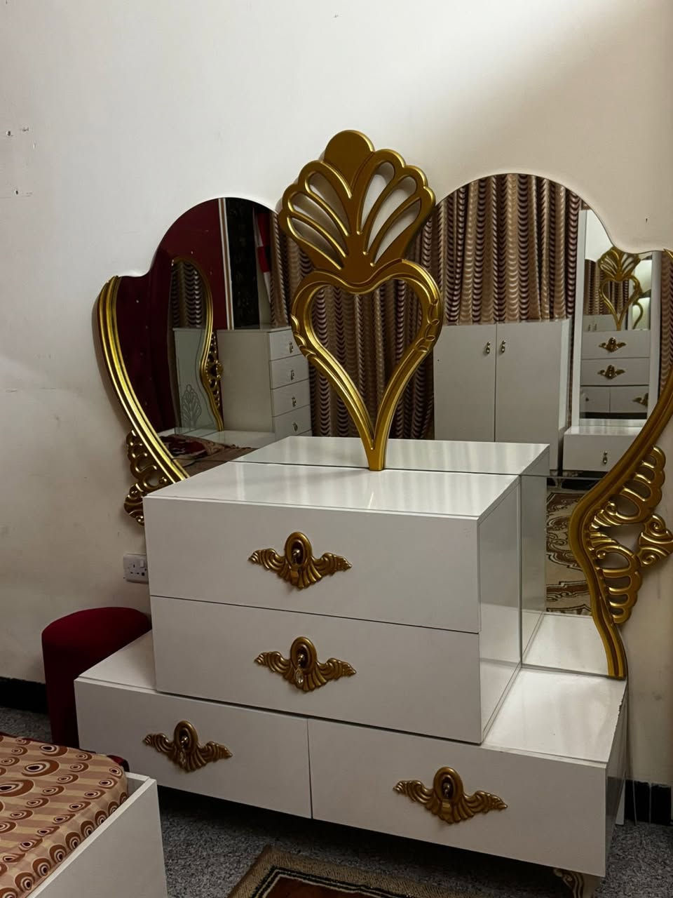 السلام عليكم غرف نوم للبيع ***********
السعر ٥٠٠ وبيهه مجال
