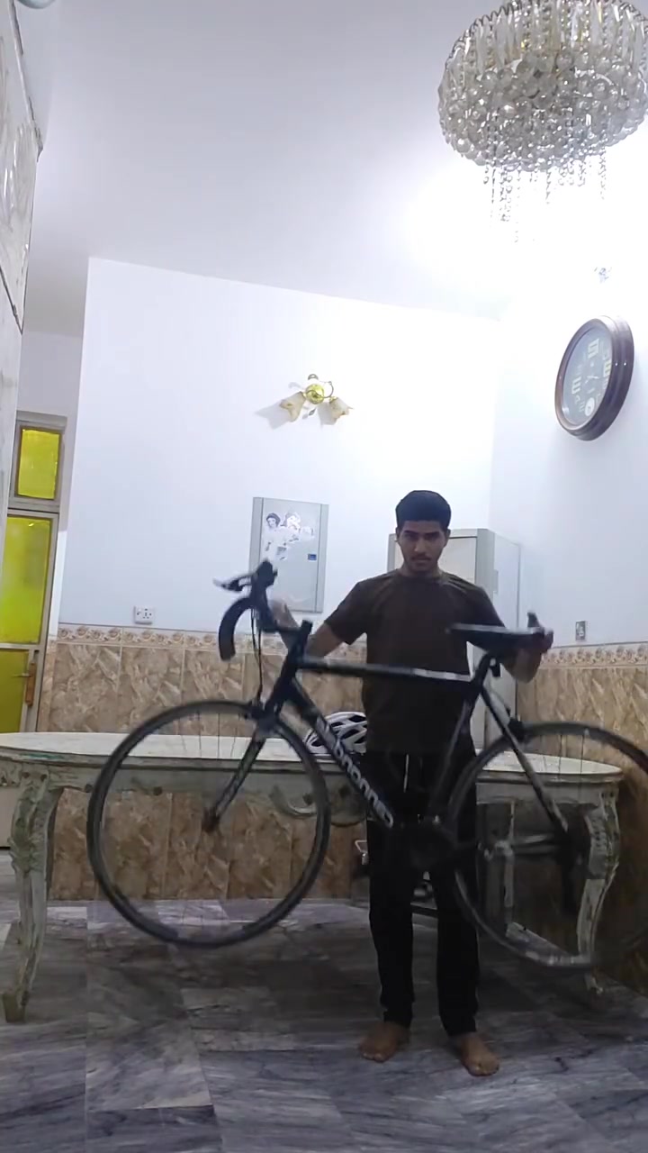بس الجناي وخيالها يعرف قيمتها هاي الماركة وخصوصا هاذة الموديل 🌟 للبيع يابا دراجة احترافية كانونديل كاد 8 (حجم 54) 🚴‍♂️
دراجة طريق (رود بايك) أصلية، تجمع بين السرعة الفائقة والخفة والمناورة، مثالية للتمارين والسرعة.
الهيكل (الفريم): ألمنيوم عالي الجودة، خفيف جداً ومتين لسهولة التحكم.
الماشة (الشوكة): كاربون فايبر (ألياف الكربون) لامتصاص الرجة واهتزازات الطريق لراحة تامة.
نظام التروس: سستم شيمانو سورا بالكامل.
 البريكات أيضاً شيمانو أصلية لأعلى درجات الأمان والتوقف السريع.
الإطارات: مقاس 700×28 

السعر 400 وبي مجال للشراي بايسكل مفول ألمنيوم صافي ولماشة كاربون فايبر ونته قيس الوزن وفوكاها ماركة كانونديل سبب البيع احتاجيت فلوس وما استخدمها هواي بسبب شغلي يم بيتي قريب وباقية بل بيت كلت اسويها فلوس نضافة 90 بلمية وتجي وتفحص يلة تشتري وبل نسبة للوزن موضحلكم بل فيديو بايسكل ريشة ينشال بتك أيد وكل بريكاتة شيمانو ول كيورة شيمانو أي نقص مابي ولخوذة البيضة هدية للشراي وبل عافية علياخذه بيع مستعجل 

***********
