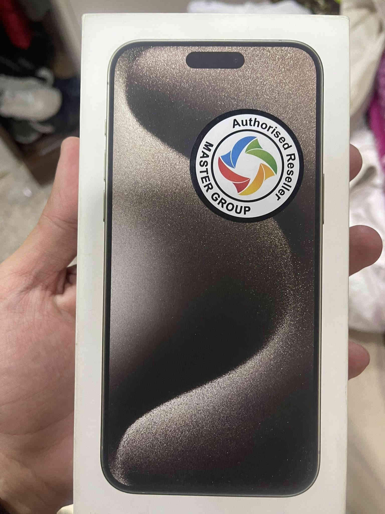 السلام عليكم 
ايفون15pro max للبيع(تيتانيوم)
ذاكره 256⭐️
بطاريه 92 ⭐️
نموذج m ⭐️
الجهاز وياه كارتونته الاصليه والكيبل الاصلي 
قبل 5. اشهر خلص الضمان مالته
الجهاز مشحون فقط 296. مره 
ولا شخط بيه لا بل شاشه ولا بل ضهر ولا بل جوانب 
جديد جديد جديد 
وياه حافظه من شركه آبل سعرها (35) الف
و وياه شاشه privacy للخصوصيه بعدني ممخليها 
وعليه شاشه ضد الكسر
السعر 1,150,000 وبيه مجال
للاتصال ***********
