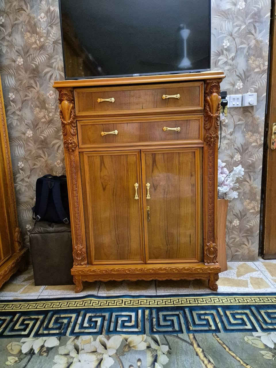 غرفة اخشاب صاج ثقيل داخلي وخارجي (زان)
الغرفة ضخمة وقياساتها كبيرة
1- كنتور  6 ابواب العرض ( 3 متر و60 سانتيمتر) والارتفاع (2 متر ونص)
2- زاوية 2 ابواب العرض (1 متر) الارتفاع نفس الكنتور
3- چرباية نفرين  + 2 كومدي.
4- ميز مراية عرض متر و60 سانتيمتر، ارتفاع متر
5- ميز بلازما كبير عرض متر وارتفاع تقريبا متر ونصف

الغرفة نظيفة جداً
المكان بغداد / حي اور
السعر مليون و٨٠٠ وبيها مجال


**إذا كنت صاحب هذا الإعلان وتريد حذفه لأي سبب، رجاءا أرسل رسالة إلى الدعم الفني**