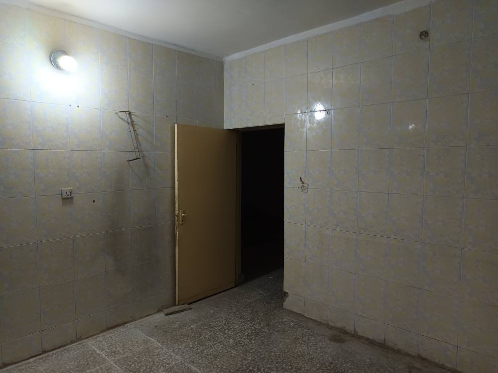 بيت للايجار في بابل/ الحلة حي المشتل شارع 60 شارع خلف  الموازي شارع 60 قريب جدا مساحة250 متر  يحتوي على اثنان غرف ومجموعة صحيات ومرافق صحية منفصلة ومطبخ واستقبال كبير وكلدور داخلي وحديقة و مع مخزن في الطابق العلوي. رجاءا رجاءا للجادّين فقط الاتصال على الرقم *********** مبلغ الايجار الشهري 350 الف قفل قفل..
