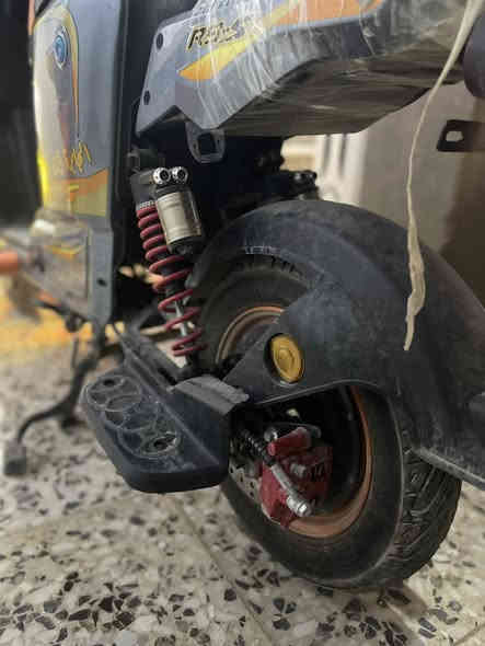 سلام عليكم 
دراجه شحن للبيع R9S اكبر حجم بل سوك هذا وماكو منها بل نجف + مصارلي 20يوم من مطلعها من وكيل
مواصفات /
-ملف 2000 دراجه وحيده يجي ملفها 2000
-سماعات بلوتوث 
-شحن واير لس داخل دراجه مال تليفون 
-لايت زنون عالي وناصي اصفر وابيض ثلجي
4اشاير 
-حساس سرقه
-شفتات البريك معدله 
-دسكات بريك امامي وخلفي
-شاشه 
-بيها نضام البك رجوعR
-هورن 
-5بطاريات حجم الجبيرر ركز الجبير بحاله جدا جدا ممتازه مع فحص
-سله اماميه
-شاحن بطاريات اصلي
-سويجات ثنين + تشغيل عن بعد + عن طريق كارت
دراجه كلشي ماعايزه تجي تفحص وتشوف مصارلي 3اسابيع من اخذتها من وكيل
مكاني حي نداء شارع كفيل 
رقمي واتساب 
*********** 
ملاحضه هاي دراجه الحجم الجبير وليس الصغير يعني تصلح 
كافه الاعمار
سعر: 550الف
