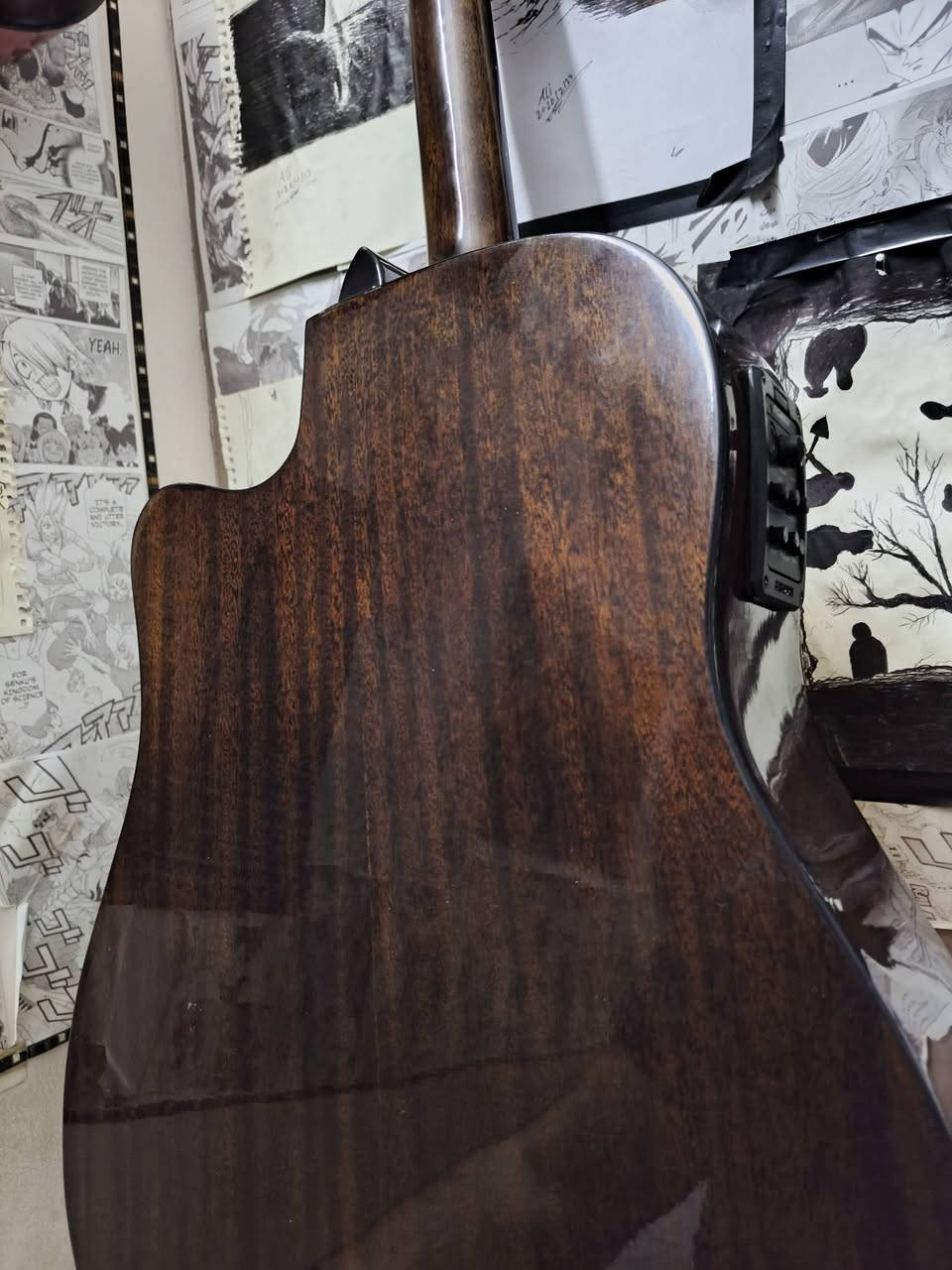 🎸 للبيع: جيتار
  acoustic/electric guitar: Fender CD-60SCE 
(شبه جديد) 🎸 استخدام  3 ايام فقط
​لعشاق الصوت النقي والأداء الاحترافي، متوفر الآن جيتار Fender CD-60SCE الأصلي الغني عن التعريف. الجيتار يعتبر من أفضل الخيارات لـ (العازف المبتدئ والمتقدم) بسبب صوته الدافئ وسهولة العزف عليه.
​✨ أهم المواصفات والمميزات:
​خشب طبيعي صلب (Solid Spruce Top): يعطيك رنين صوتي ممتاز وعميق يتطور ويصبح أفضل مع مرور الوقت.
​نظام صوتي (Electro-Acoustic): يحتوي على بيك أب ومضخم صوت داخلي (Fishman preamp) مع تيونر (Tuner) مدمج لوزن الأوتار بدقة وسهولة، وجاهز للتوصيل مباشرة بأي مكبر صوت (Speaker/Amp).
​تصميم مريح (Cutaway): يسهل عليك الوصول للأنغام العالية (Fretboards العميقة) بكل سلاسة.
​رقبة الجيتار (Neck): مصممة بحواف ناعمة مريحة جداً لليد (Easy-to-Play).
​👌 حالة الإله:

​الجيتار بحالة ممتازة جداً (شبه جديد) ونظيف تماماً.
​الصوت جهير، الأوتار ممتازة، والـ Action (ارتفاع الأوتار) موزون ومريح جداً للأصابع.
​📦 الملحقات:
الباكيت الاصلي للجيتار
​حقيبة الكيتار الاصلية من الشركة
كابو اصلي 
ريش عدد اثنين

​💰 السعر: 350 الف
ملاحظة:سعر الجديد 550/600 الف
📍 الموقع: بغداد الوزيرية ولا يوجد توصيل
​📞 للتواصل و الاستفسار خاص او واتساب ***********
