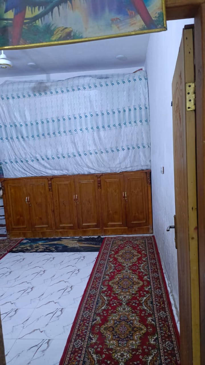 السلام عليكم دار للبيع مساحة البيت 250
⬅حي الصادق 
⬅البيت طابقين جاهز 
⬅بناء 2024جديد
⬅يتكون الطابق الأول من كراج سياره وصحيات خارجيه وداخليه وستقبال وصاله ومطبخ وغرفتين2منور2
⬅اما الطابق الثاني شقتين الأوله غرفتين وصاله مطبخ وصحيات الشقه الثانيه غرفتين وصاله مطبخ وصحيات للأستفسار الرقم(***********)
