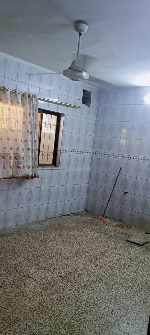 السلام عليكم طابق ثاني نظيف جدا للايجار معزول عزل كامل عن الطابق الارضي  مساحه 250 م في حي الميثاق قريب على السوق مطلوب عائله صغيره وموظف حصرا سعر الايجار 300 قفل للاستفسار اكثر الاتصال على الرقم ***********

